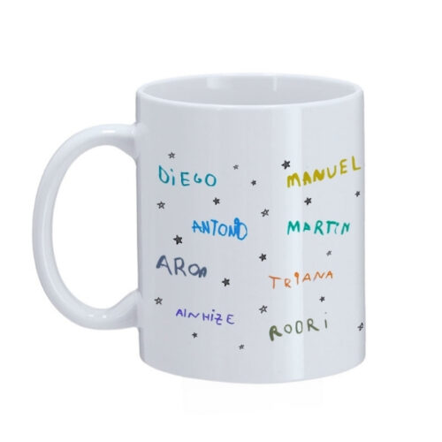 nombres manuscritos y estrellas negras taza blanca